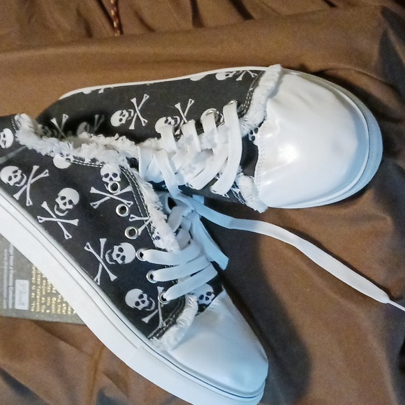 Skull & Crossbones Design Sneakers - Picture 8 of 16